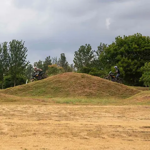 Test your learnings on the motocross tracks. Ride the bumps and slopes with guidance from expert professionals. 